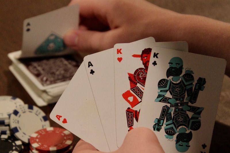 Kartu remi dan chip poker di atas meja