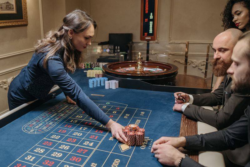 Dealer profesional mengelola meja rolet di studio live casino