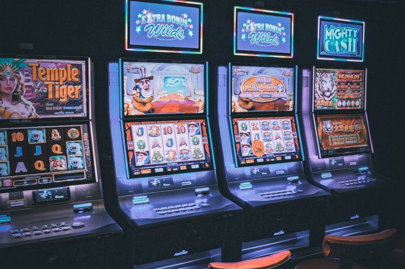 Mesin slot berwarna warni di lantai kasino