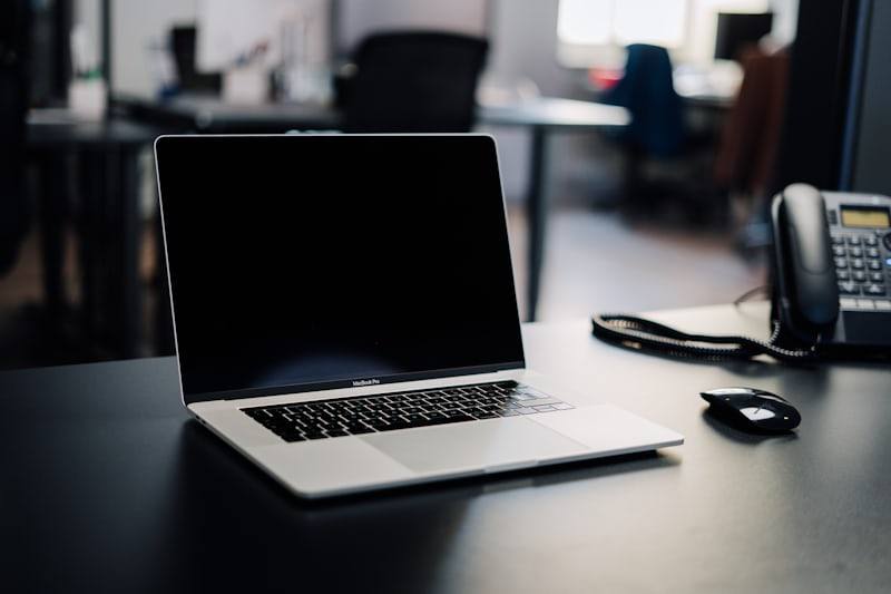 Meja kerja dukungan pelanggan dengan laptop dan telepon