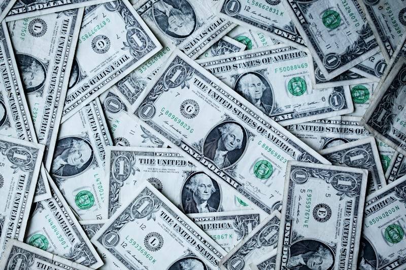 Tumpukan uang kertas sebagai ilustrasi bonus reload