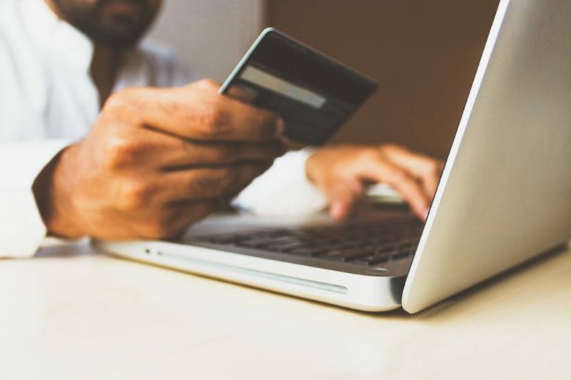 Pengguna laptop dengan ikon gembok keamanan digital