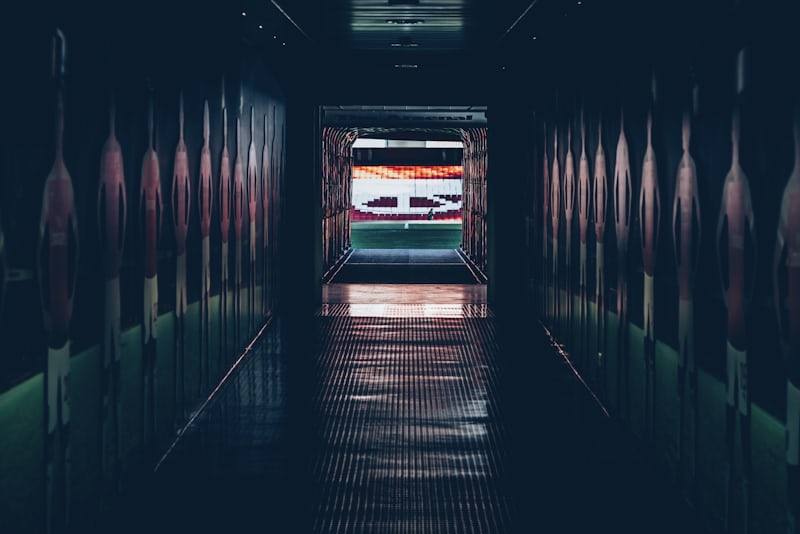 Terowongan menuju lapangan stadion sepak bola